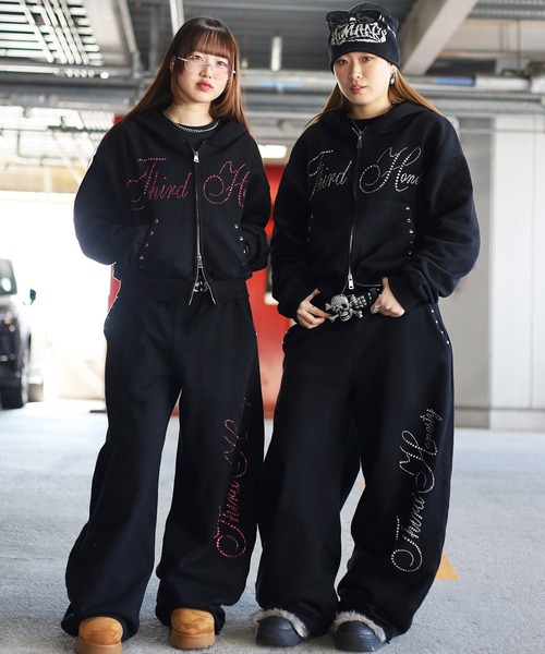 ATMARK（アットマーク）の「【めるぷち相塲星音様着用】《3サイズ展開　/　UNISEX　》ATMARK THラインストーンロゴ　リベットデザイン　ジップパーカー　セットアップ可能（パーカー・メンズ・ブラック/ブラック×ピンク/グレー/グレー×ピンク・S/M/L）」の9枚目の写真