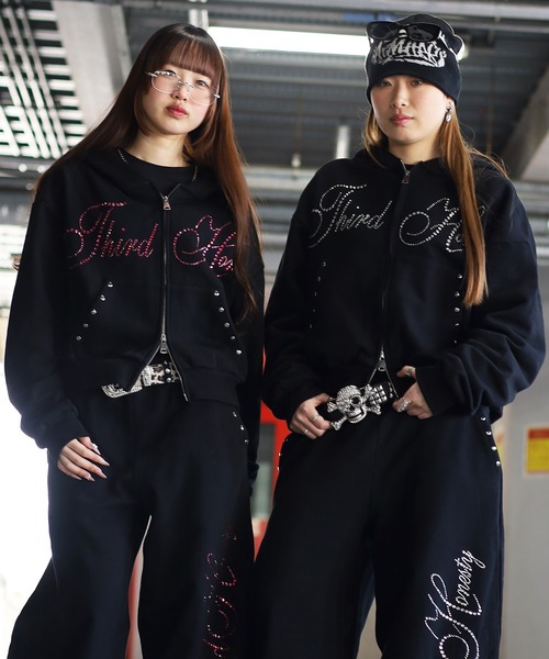 ATMARK（アットマーク）の「【めるぷち相塲星音様着用】《3サイズ展開　/　UNISEX　》ATMARK THラインストーンロゴ　リベットデザイン　ジップパーカー　セットアップ可能（パーカー・メンズ・ブラック/ブラック×ピンク/グレー/グレー×ピンク・S/M/L）」の10枚目の写真