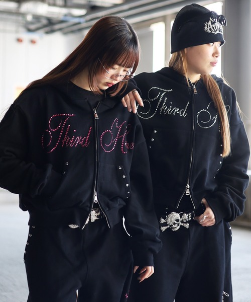 ATMARK（アットマーク）の「【めるぷち相塲星音様着用】《3サイズ展開　/　UNISEX　》ATMARK THラインストーンロゴ　リベットデザイン　ジップパーカー　セットアップ可能（パーカー・メンズ・ブラック/ブラック×ピンク/グレー/グレー×ピンク・S/M/L）」の12枚目の写真