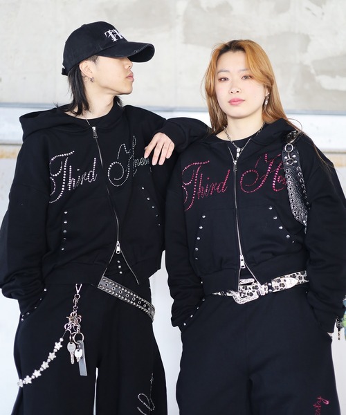 ATMARK（アットマーク）の「【めるぷち相塲星音様着用】《3サイズ展開　/　UNISEX　》ATMARK THラインストーンロゴ　リベットデザイン　ジップパーカー　セットアップ可能（パーカー・メンズ・ブラック/ブラック×ピンク/グレー/グレー×ピンク・S/M/L）」の13枚目の写真