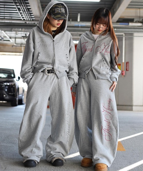 ATMARK（アットマーク）の「【めるぷち相塲星音様着用】《3サイズ展開　/　UNISEX　》ATMARK THラインストーンロゴ　リベットデザイン　ジップパーカー　セットアップ可能（パーカー・メンズ・ブラック/ブラック×ピンク/グレー/グレー×ピンク・S/M/L）」の14枚目の写真