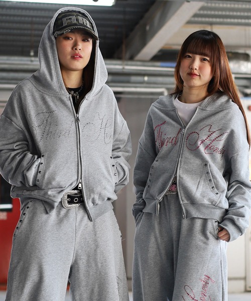 ATMARK（アットマーク）の「【めるぷち相塲星音様着用】《3サイズ展開　/　UNISEX　》ATMARK THラインストーンロゴ　リベットデザイン　ジップパーカー　セットアップ可能（パーカー・メンズ・ブラック/ブラック×ピンク/グレー/グレー×ピンク・S/M/L）」の15枚目の写真