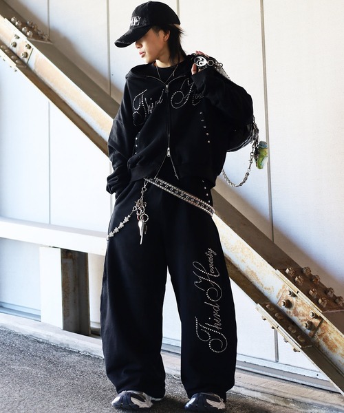 ATMARK（アットマーク）の「【めるぷち相塲星音様着用】《3サイズ展開　/　UNISEX　》ATMARK THラインストーンロゴ　リベットデザイン　ジップパーカー　セットアップ可能（パーカー・メンズ・ブラック/ブラック×ピンク/グレー/グレー×ピンク・S/M/L）」の17枚目の写真