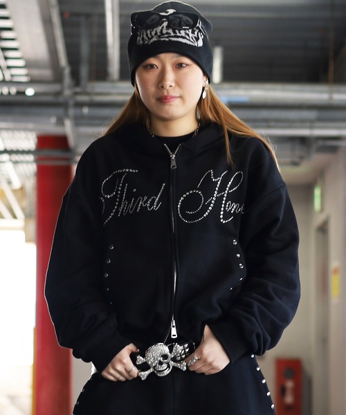 ATMARK（アットマーク）の「【めるぷち相塲星音様着用】《3サイズ展開　/　UNISEX　》ATMARK THラインストーンロゴ　リベットデザイン　ジップパーカー　セットアップ可能（パーカー・メンズ・ブラック/ブラック×ピンク/グレー/グレー×ピンク・S/M/L）」の21枚目の写真