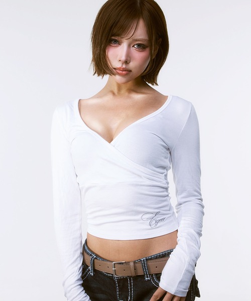EYEER(イワイイアル)の「◇EYEER◇ブランド直輸入正規品/スクリプト ロゴ Vネック ラップ ロング スリーブ SCRIPT LOGO V-NECK WRAP LONG SLEEVE(Tシャツ/カットソー・レディース・ホワイト/ブラック・S)」の2枚目の写真