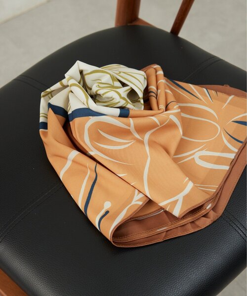 GALLARDAGALANTE(ガリャルダガランテ)の「プリントリバーシブルスカーフ(マフラー・レディース・ブラウン/ネイビー・FREE)」の3枚目の写真