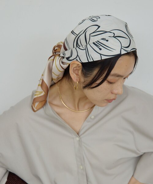 GALLARDAGALANTE(ガリャルダガランテ)の「プリントリバーシブルスカーフ(マフラー・レディース・ブラウン/ネイビー・FREE)」の6枚目の写真