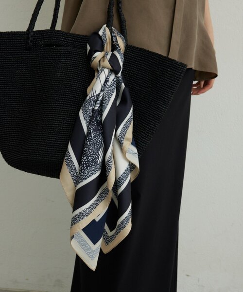 GALLARDAGALANTE(ガリャルダガランテ)の「プリントリバーシブルスカーフ(マフラー・レディース・ブラウン/ネイビー・FREE)」の8枚目の写真
