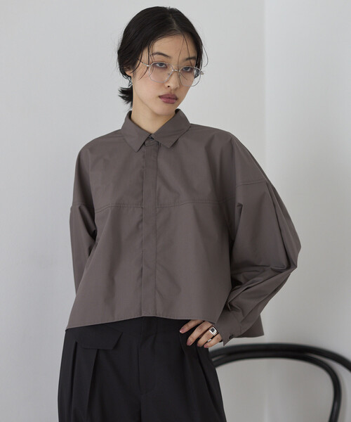 Firsthand(ファーストハンド)の「Firsthand/ファーストハンド 切替デザイン ショートブラウス / 立体スリーブ ロングスリーブシャツ(シャツ/ブラウス・レディース・サックスブルー/チャコールグレー/ホワイト/ピンク・フリ-)」の2枚目の写真