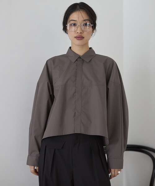 Firsthand(ファーストハンド)の「Firsthand/ファーストハンド 切替デザイン ショートブラウス / 立体スリーブ ロングスリーブシャツ(シャツ/ブラウス・レディース・サックスブルー/チャコールグレー/ホワイト/ピンク・フリ-)」の9枚目の写真