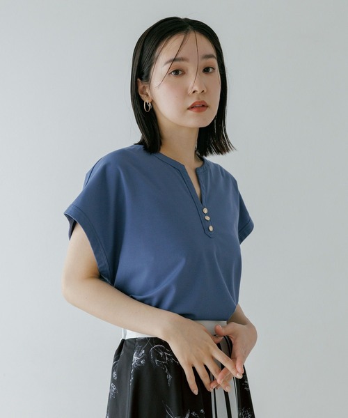 Andemiu(アンデミュウ)の「キンボタンスキッパーカットソー659218(Tシャツ/カットソー・レディース・オフホワイト/ネイビー/ブルー・FREE)」の1枚目の写真