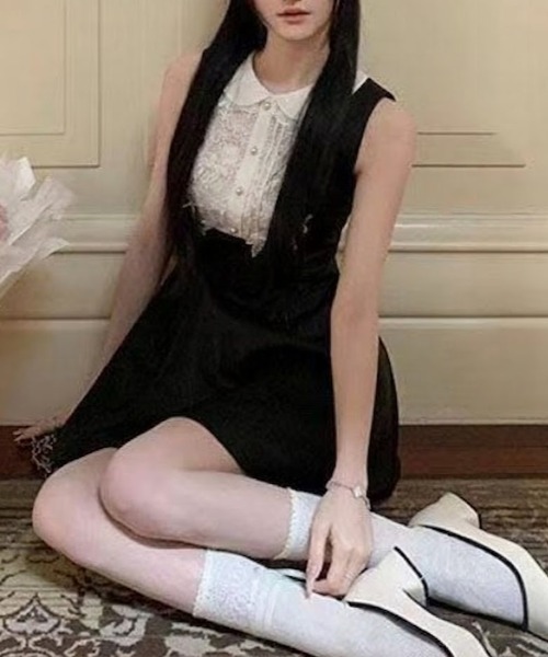 Mejoul(メジュール)の「【2026春夏新作】パールボタン襟付きフラワーレースフロント切替ノースリフレアミニワンピース(ワンピース・レディース・ブラック・F)」の2枚目の写真