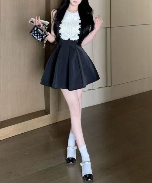 Mejoul(メジュール)の「【2026春夏新作】パールボタン襟付きフラワーレースフロント切替ノースリフレアミニワンピース(ワンピース・レディース・ブラック・F)」の16枚目の写真