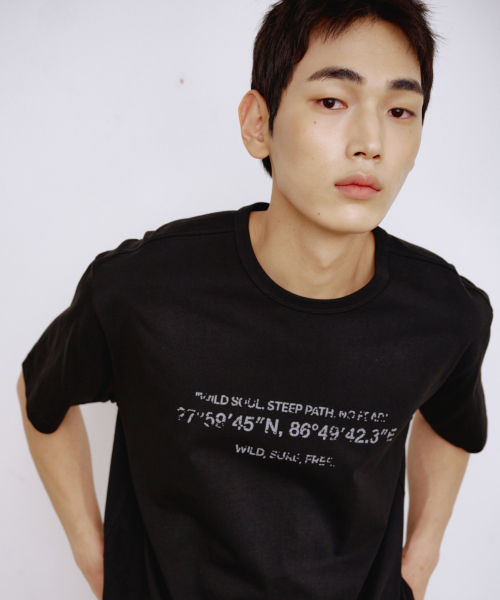 KALAPATTHAR（カラパタール）の「KP SIGNATURE GRAPHICS SHORT-SLEEVED T-SHIRT - BLACK（Tシャツ/カットソー・メンズ・その他・MEDIUM/LARGE/X-LARGE）」の2枚目の写真