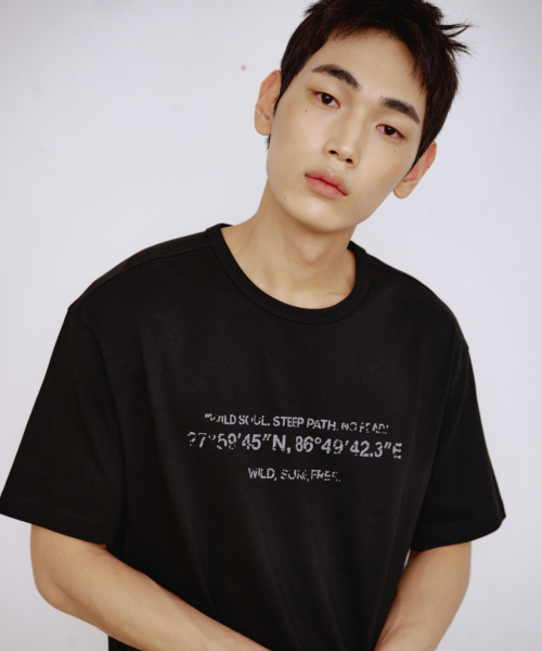 KALAPATTHAR（カラパタール）の「KP SIGNATURE GRAPHICS SHORT-SLEEVED T-SHIRT - BLACK（Tシャツ/カットソー・メンズ・その他・MEDIUM/LARGE/X-LARGE）」の3枚目の写真