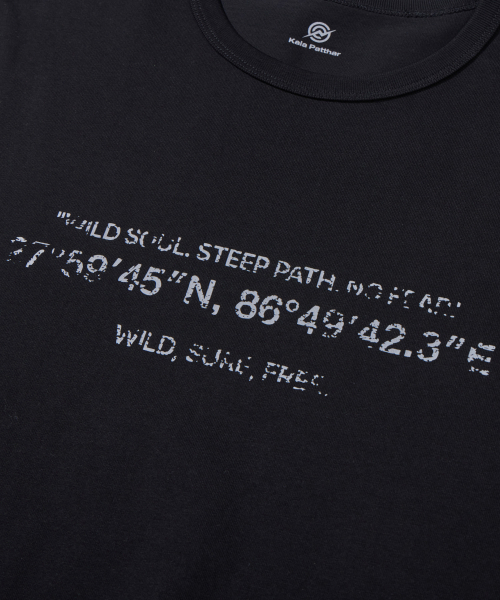 KALAPATTHAR（カラパタール）の「KP SIGNATURE GRAPHICS SHORT-SLEEVED T-SHIRT - BLACK（Tシャツ/カットソー・メンズ・その他・MEDIUM/LARGE/X-LARGE）」の7枚目の写真