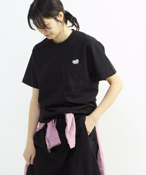 CONVERSE TOKYO（コンバーストウキョウ）の「HEART LOGO POCKET TEE（Tシャツ/カットソー・レディース・ホワイト/ブラック/ブルー・FREE）」の6枚目の写真
