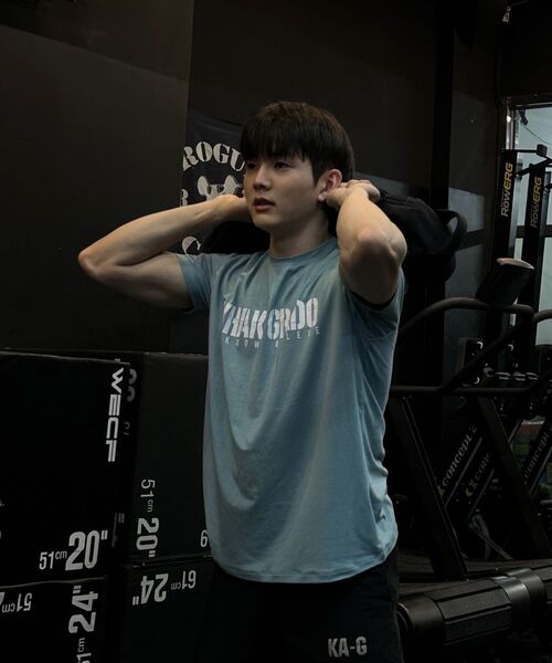 KHAKI GRADO(カーキグラド)の「K.A.G シグネチャー1 マッスルドレギュラーフィット半袖Tシャツ(アンティークブルー)(Tシャツ/カットソー・メンズ・その他・SMALL/MEDIUM/LARGE/X-LARGE/XX-LARGE)」の4枚目の写真