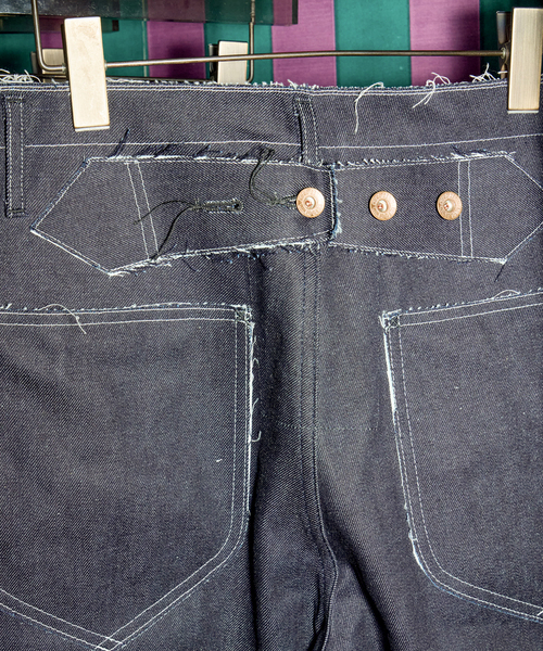 KURO(クロ)の「KURO UNINTENTIONAL FORM DENIM 964232:デニムパンツ(デニムパンツ・レディース・ネイビー・SMALL/MEDIUM)」の4枚目の写真