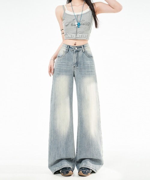AMAJI(アマジ)の「カーブシルエット デニムパンツ(デニムパンツ・レディース・ライトブルー・SMALL/MEDIUM/LARGE/X-LARGE)」の1枚目の写真
