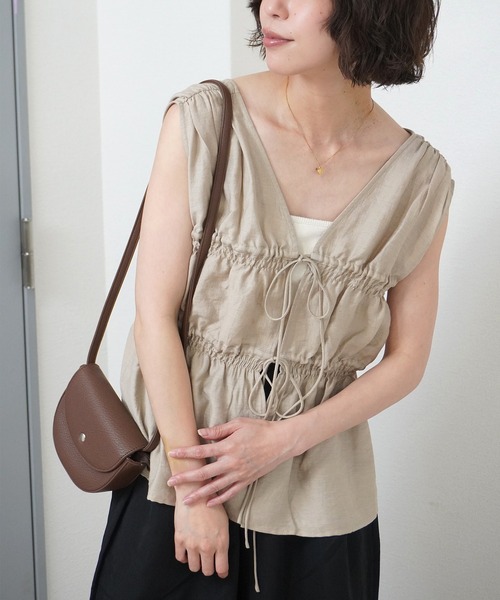 gossara(ゴサラ)の「【トレンド感たっぷり】ノースリシャーリングリボンブラウス(シャツ/ブラウス・レディース・ベージュ/アイボリー/ブラック・FREE)」の3枚目の写真
