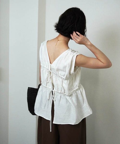 gossara(ゴサラ)の「【トレンド感たっぷり】ノースリシャーリングリボンブラウス(シャツ/ブラウス・レディース・ベージュ/アイボリー/ブラック・FREE)」の7枚目の写真