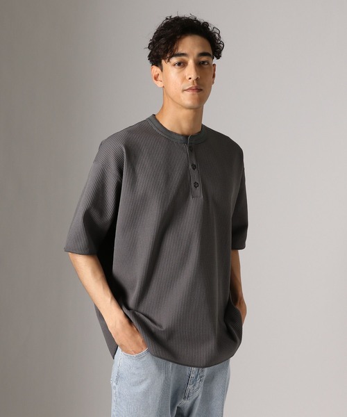 BAYFLOW(ベイフロー)の「ラウンドヘンリーネックTシャツ【吸水速乾】(Tシャツ/カットソー・メンズ・グレー/オフホワイト/チャコール・MEDIUM/LARGE)」の4枚目の写真