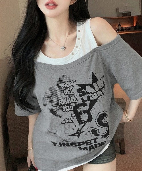 Riff(リフ)の「ワンショルレイヤード風ロゴTシャツ(Tシャツ/カットソー・レディース・ホワイト/グレー・FREE)」の2枚目の写真