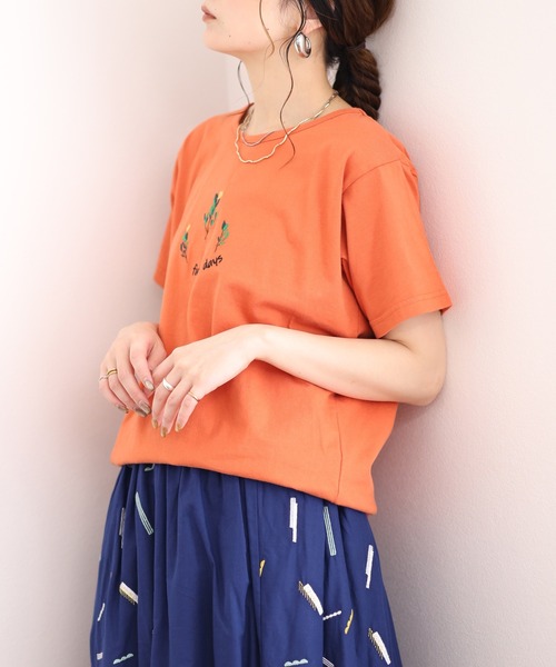 Emago(イマゴ)の「EMAGO 花刺繍レギュラーT 半袖(Tシャツ/カットソー・レディース・オレンジ/ホワイト・FREE)」の12枚目の写真