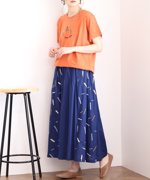 Emago(イマゴ)の「EMAGO 花刺繍レギュラーT 半袖(Tシャツ/カットソー・レディース・オレンジ/ホワイト・FREE)」の5枚目の写真