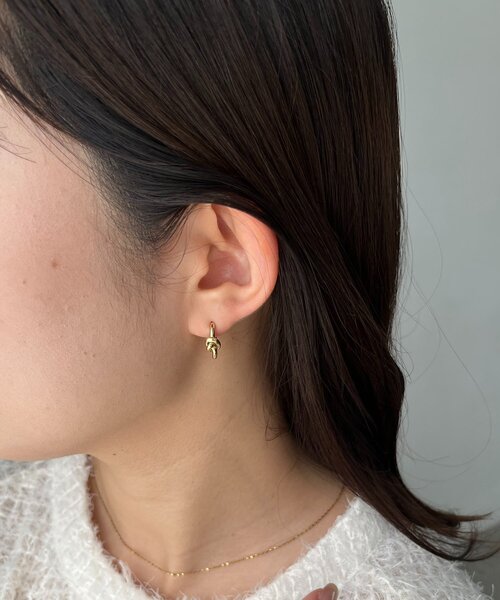 CAPRICIEUX LE'MAGE(カプリシューレマージュ)の「〈GOLDY/ゴールディ〉【ステンレス】ノットフープワンタッチピアス(ピアス(両耳用)・レディース・ゴールド/シルバー・FREE)」の6枚目の写真