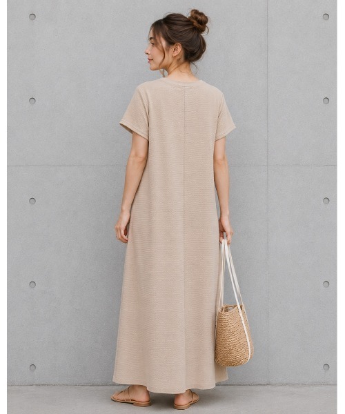 FAZVY(ファズビー)の「ワッフル素材 半袖ロングワンピース(ワンピース・レディース・ベージュ/ブラック・M)」の11枚目の写真