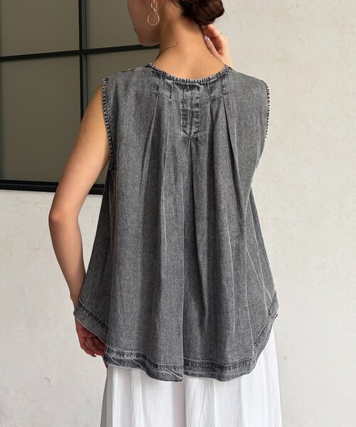 Chez toi(シェトワ)の「パウダー加工デニムノースリブラウス(シャツ/ブラウス・レディース・インディゴブルー/サックスブルー/グレー・FREE)」の5枚目の写真