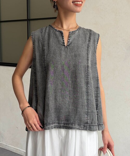 Chez toi(シェトワ)の「パウダー加工デニムノースリブラウス(シャツ/ブラウス・レディース・インディゴブルー/サックスブルー/グレー・FREE)」の6枚目の写真