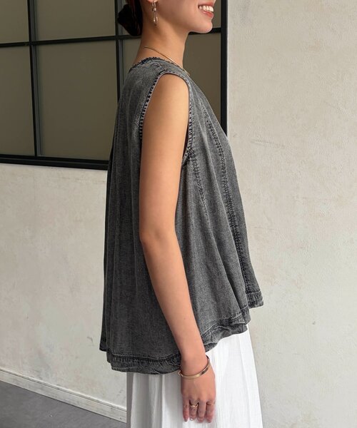 Chez toi(シェトワ)の「パウダー加工デニムノースリブラウス(シャツ/ブラウス・レディース・インディゴブルー/サックスブルー/グレー・FREE)」の8枚目の写真