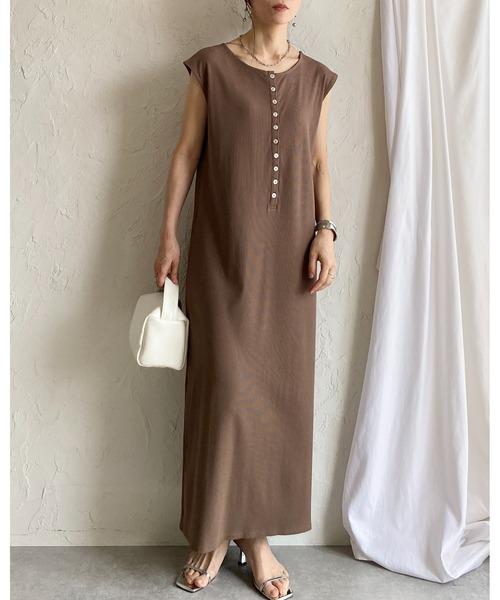 She's Closet(シーズクローゼット)の「フレンチスリーブ ロング丈 ヘンリーネック タイト リブワンピース(ワンピース・レディース・ブラック/モカ/グレイッシュベージュ・FREE)」の14枚目の写真