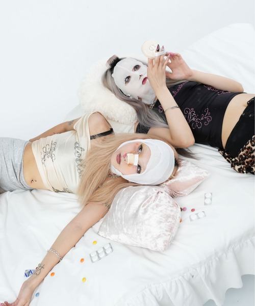 dollslutz(ドルズラッツ)の「【dollslutz】nude hourglass top/【ドルズラッツ】ヌーディーサテントップス(Tシャツ/カットソー・レディース・ブラック/アイボリー・FREE)」の1枚目の写真