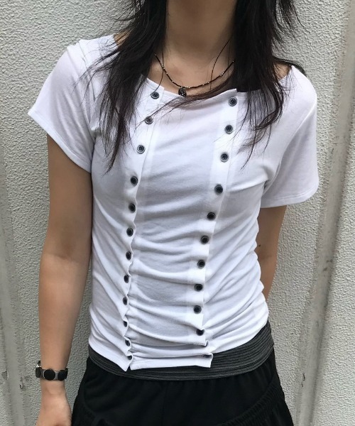 Chikashitsu +(チカシツプラス)の「【Chikashitsu +】Manny Short-Sleeve Button T-shirt / 【チカシツプラス】メニーショートスリーブボタン半袖Tシャツ(Tシャツ/カットソー・レディース・ホワイト/ブラック・ONE SIZE)」の2枚目の写真