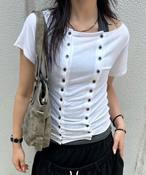 Chikashitsu +(チカシツプラス)の「【Chikashitsu +】Manny Short-Sleeve Button T-shirt / 【チカシツプラス】メニーショートスリーブボタン半袖Tシャツ(Tシャツ/カットソー・レディース・ホワイト/ブラック・ONE SIZE)」の13枚目の写真