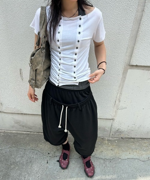 Chikashitsu +(チカシツプラス)の「【Chikashitsu +】Manny Short-Sleeve Button T-shirt / 【チカシツプラス】メニーショートスリーブボタン半袖Tシャツ(Tシャツ/カットソー・レディース・ホワイト/ブラック・ONE SIZE)」の17枚目の写真