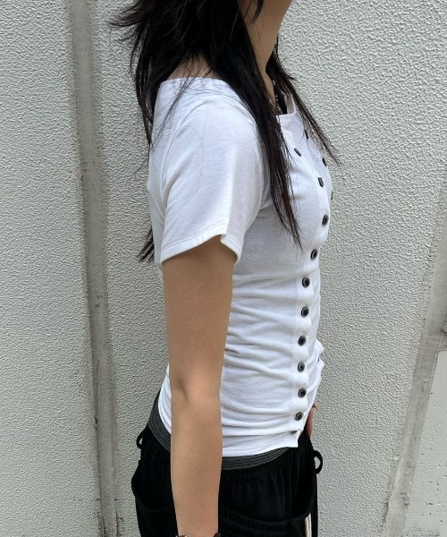 Chikashitsu +(チカシツプラス)の「【Chikashitsu +】Manny Short-Sleeve Button T-shirt / 【チカシツプラス】メニーショートスリーブボタン半袖Tシャツ(Tシャツ/カットソー・レディース・ホワイト/ブラック・ONE SIZE)」の14枚目の写真