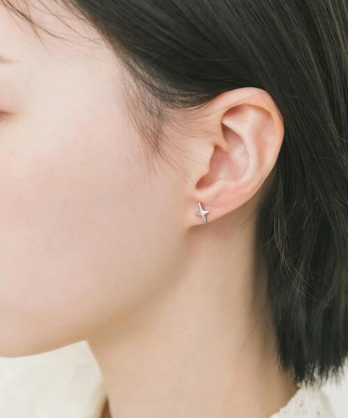 SMELLY(スメリー)の「ステンレススパークルプチピアス(ピアス(両耳用)・レディース・シルバー/ゴールド・-)」の4枚目の写真