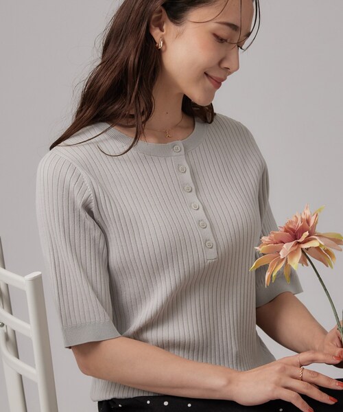 SHOO・LA・RUE(シューラルー)の「【S-LL】抜け感ある着こなしに ヘンリーネック リブニット(ニット/セーター・レディース・ライトグレー/ライトブルー/ブラック・01/02/03/04)」の1枚目の写真