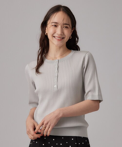 SHOO・LA・RUE(シューラルー)の「【S-LL】抜け感ある着こなしに ヘンリーネック リブニット(ニット/セーター・レディース・ライトグレー/ライトブルー/ブラック・01/02/03/04)」の9枚目の写真