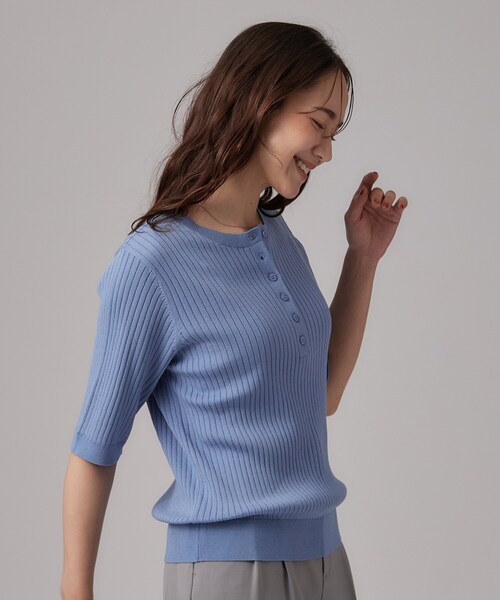 SHOO・LA・RUE(シューラルー)の「【S-LL】抜け感ある着こなしに ヘンリーネック リブニット(ニット/セーター・レディース・ライトグレー/ライトブルー/ブラック・01/02/03/04)」の18枚目の写真