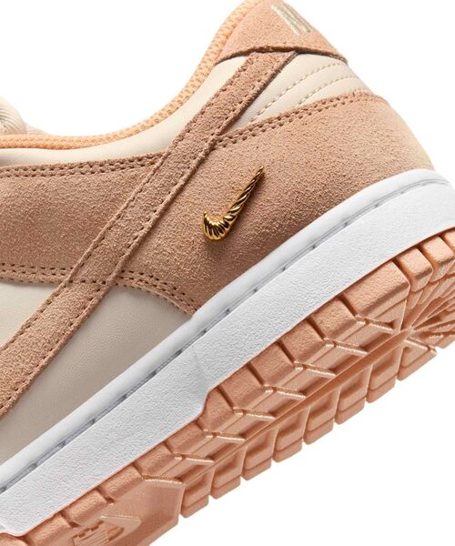 NIKE（ナイキ）の「ナイキ ダンク LOW スエード ウィメンズシューズ / Nike Dunk Low Suede Women's Shoes IO4244-800 Sunset Haze（スニーカー・レディース・オレンジ系その他2・23.5/25/24.5/24/23/22.5/26/25.5）」の15枚目の写真
