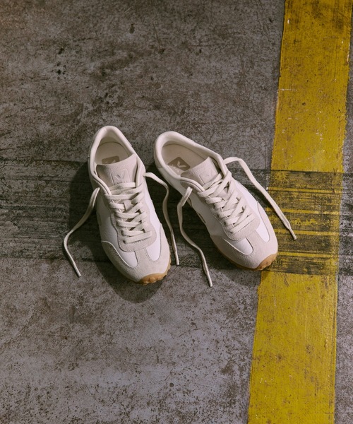VEJA(ヴェジャ)の「VEJA GT レザースニーカー(スニーカー・レディース・ホワイト系その他・36/22/37/23/38/24/39/25)」の5枚目の写真