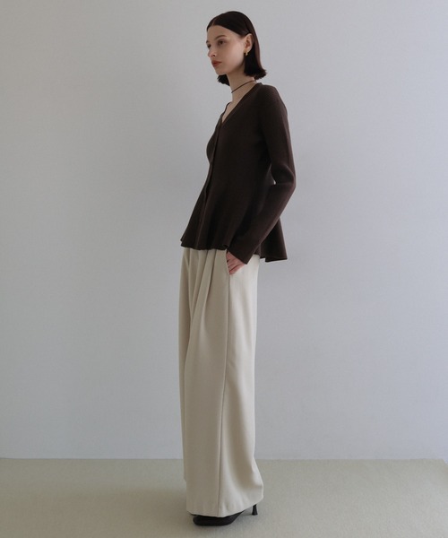 Freesia by andme(フリージアバイアンドミー)の「ペプラムリブニットカーディガン(カーディガン/ボレロ・レディース・オフホワイト/ブラック/ブラウン・M)」の13枚目の写真