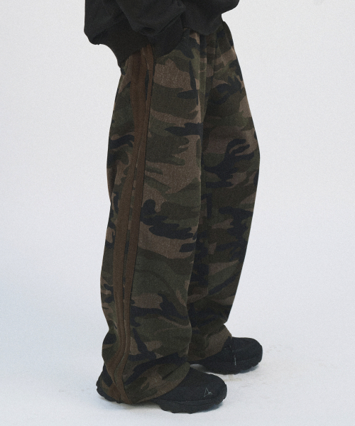 KANEITEI(カネイテイ)の「LOOSE FIT TRACK SWEAT PANTS (CAMO)(スウェットパンツ・レディース・デザートカモ・MEDIUM/LARGE/X-LARGE)」の1枚目の写真