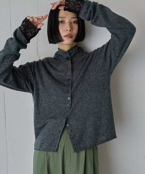 for/c(フォーシー)の「やわらかハイネックシアーディガン【サスティナブル】(カーディガン/ボレロ・レディース・パープル/チャコール/ベージュ・M/L)」の6枚目の写真